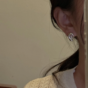Minimalist S925 sterling silver conch shell stud earrings with spiral texture for women