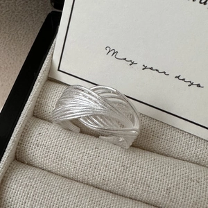 Bague multicouche en argent sterling S925 avec lignes sur fond de carte cadeau