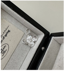 Detail eines S925 Sterlingsilber Blumenanhängers mit Blütenblättern und Retro-Textur