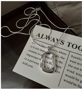 Detailed view of S925 sterling silver necklace with O-chain and irregular geometric pendant