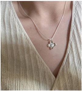 Nahaufnahme einer S925 Sterlingsilber Blumenkette, getragen am Hals einer Frau