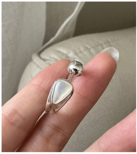 Close-up of S925 silver ring featuring a teardrop shell inlay and smooth metal bead detail