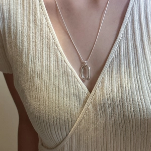 S925 sterling silver O-chain necklace with a sleek irregular oval pendant on a model