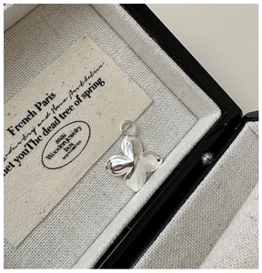 Makroaufnahme des S925 Sterling Silber Schmetterling Anhängers mit Punzierung im Detail