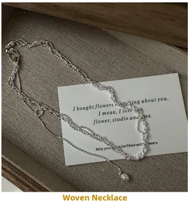 Gros plan du collier triple rang en argent sterling S925 dans un coffret à bijoux en bois