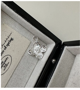 Detailansicht eines S925 Silberblumenanhängers mit Hammerschlag-Textur und Perlenmitte