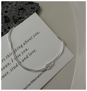 Detailaufnahme eines doppellagigen S925-Silber-Schlangenkette-Armbands mit Knotendesign