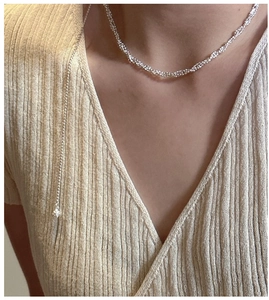 Détail du collier étincelant en argent sterling S925 multicouche sur modèle