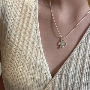 Elegante S925 Sterlingsilber Blumen Anhänger Halskette an Schlangenkette für Damen