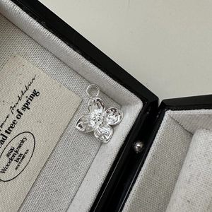 Minimalistischer S925 Sterlingsilber Blumenanhänger mit gehämmerter Textur für Damen