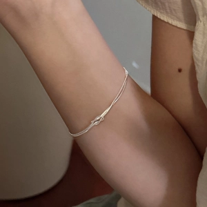 Minimalistisches S925 Sterlingsilber zweilagiges Knoten-Schlangenarmband für Frauen