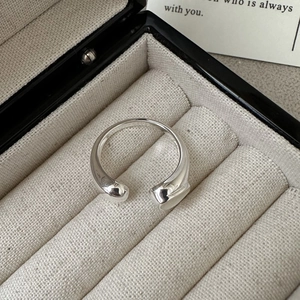 Minimalist S925 sterling silver open ring featuring an artistic sculptural design in a box