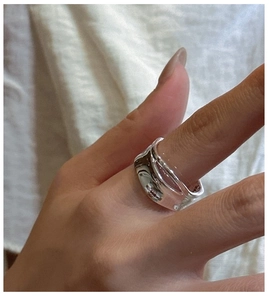 Macro detail of the S925 sterling silver ring featuring a double-layered wavy lava design