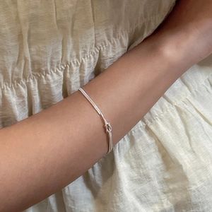 Minimalistisches S925 Sterling Silber Doppelknoten-Schlangenketten-Armband für Damen