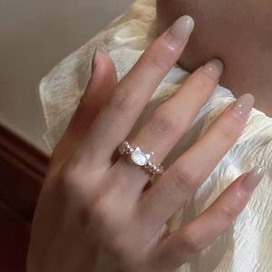 S925 sterling silver cat bead ring with shell stone on a model's hand with white fabric