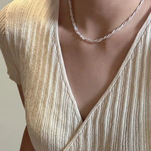 Collier ras du cou minimaliste à trois couches en argent S925 sur un mannequin