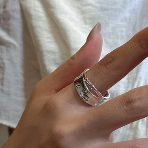 Minimalist S925 sterling silver double-layer ruffled ring with liquid metal texture design