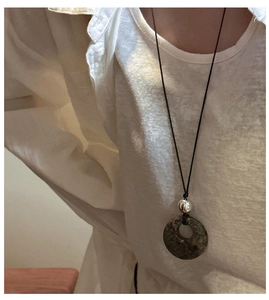Détail du collier en argent S925 avec pendentif en pierre naturelle sur un modèle