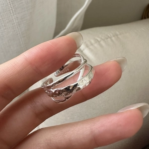 Minimalist S925 sterling silver crossover ring with textured irregular layered design