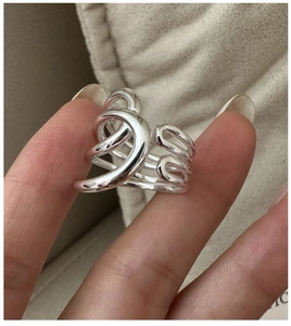 Makroaufnahme eines minimalistischen S925 Sterlingsilber-Rings mit mehrlagigen Linien