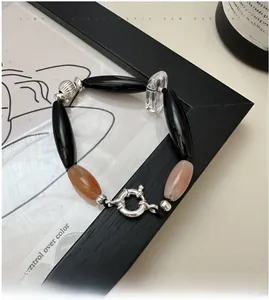 Dettaglio del bracciale con perle di onice nero, pietre e chiusura a molla in argento