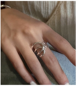 Detailaufnahme eines mehrlagigen minimalistischen Rings aus S925 Sterlingsilber am Finger