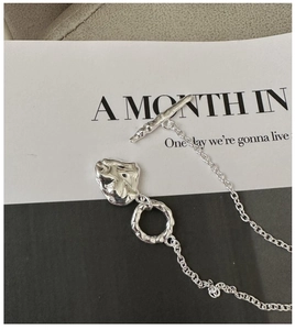 Dettaglio macro della collana in argento S925 con chiusura OT e ciondolo a cuore