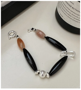 Dettaglio del bracciale in argento S925 con agata nera, cristallo e chiusura decorativa