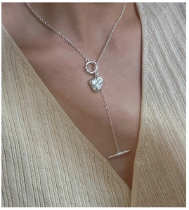 Dettaglio della collana S925 in argento sterling con chiusura a T e ciondolo irregolare