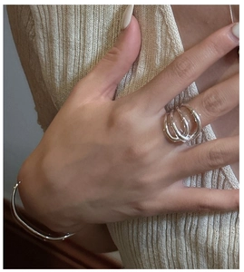 Detail eines S925 Sterlingsilber Mehrschichtrings kombiniert mit Strickmode