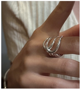 Nahaufnahme eines S925 Sterling Silber Mehrschichtrings mit poliertem Spiegel-Finish