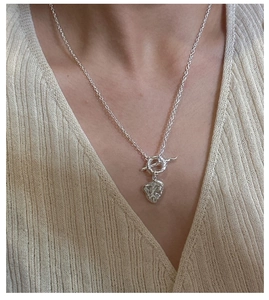 Dettaglio della collana in argento S925 con ciondolo cuore lavico e chiusura a T