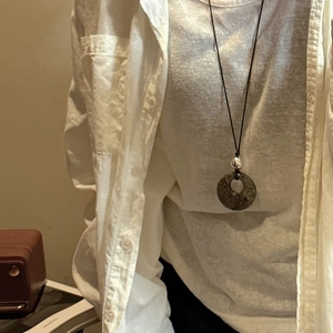 Collier rétro en argent S925 avec pendentif en pierre naturelle sur chemise en lin blanc
