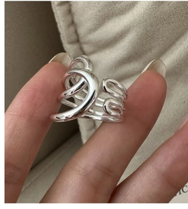 Makroansicht des S925 Sterlingsilber-Rings mit polierten, organischen und mehrlagigen Kurven