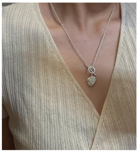 Dettaglio della collana in argento S925 con pendente a trama lavica e chiusura a levetta OT