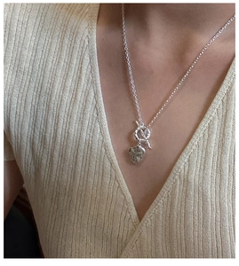 Dettaglio della collana in argento S925 con chiusura OT e ciondolo a cuore testurizzato
