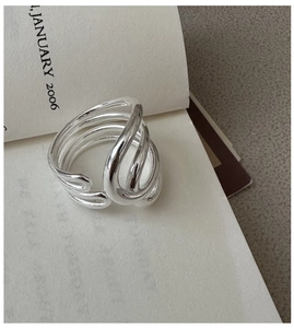 Makroaufnahme von poliertem S925 Sterlingsilber Ring mit eleganten Wellenlinien