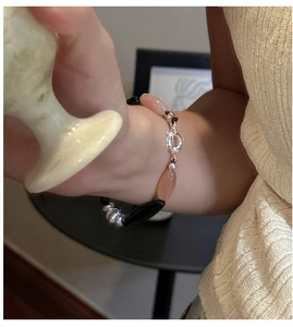Dettaglio del bracciale in argento S925 con perle di onice nera e chiusura vintage a S