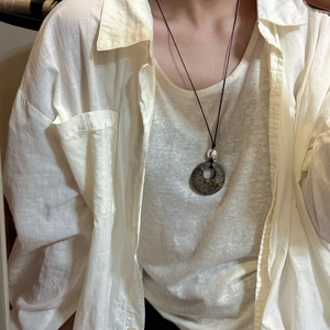 Collier en argent S925 avec pendentif en pierre naturelle tachetée sur cordon noir