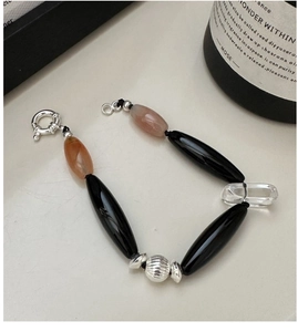 Macro di bracciale in argento S925 con perle di agata nera e dettaglio di chiusura vintage