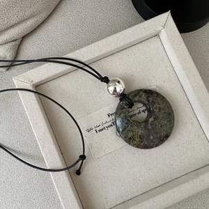Collier minimaliste en argent S925 avec pendentif anneau en pierre naturelle verte
