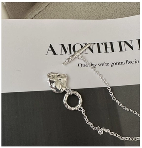 Dettaglio macro della collana in argento S925 con ciondolo a trama e chiusura OT alla moda
