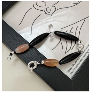 Bracciale in argento S925 con onice nero e perle ambra su cornice decorativa nera