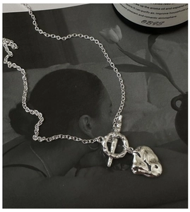 Dettaglio macro della collana in argento S925 con cuore stile lava e chiusura toggle