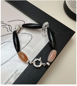 Dettaglio del bracciale in argento con perle di onice nera e grande chiusura a molla