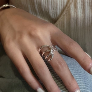 Minimalistischer S925 Sterling Silber Mehrschicht-Wellenring mit stilvoll verschlungenen Linien