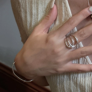 Minimalistische S925 Sterling Silber Mehrschichtringe und offener Armreif an der Hand