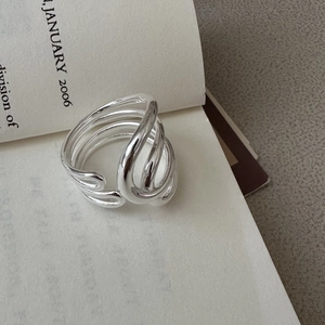 Minimalistischer S925 Sterlingsilber Ring mit mehreren Lagen auf offenem Buch
