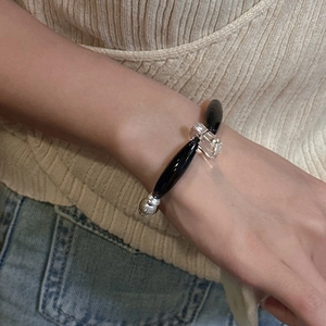 Bracciale minimalista in argento S925 con agata nera e pietre trasparenti sfaccettate