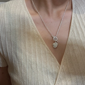 Collana S925 in argento sterling con chiusura OT e ciondolo a cuore irregolare